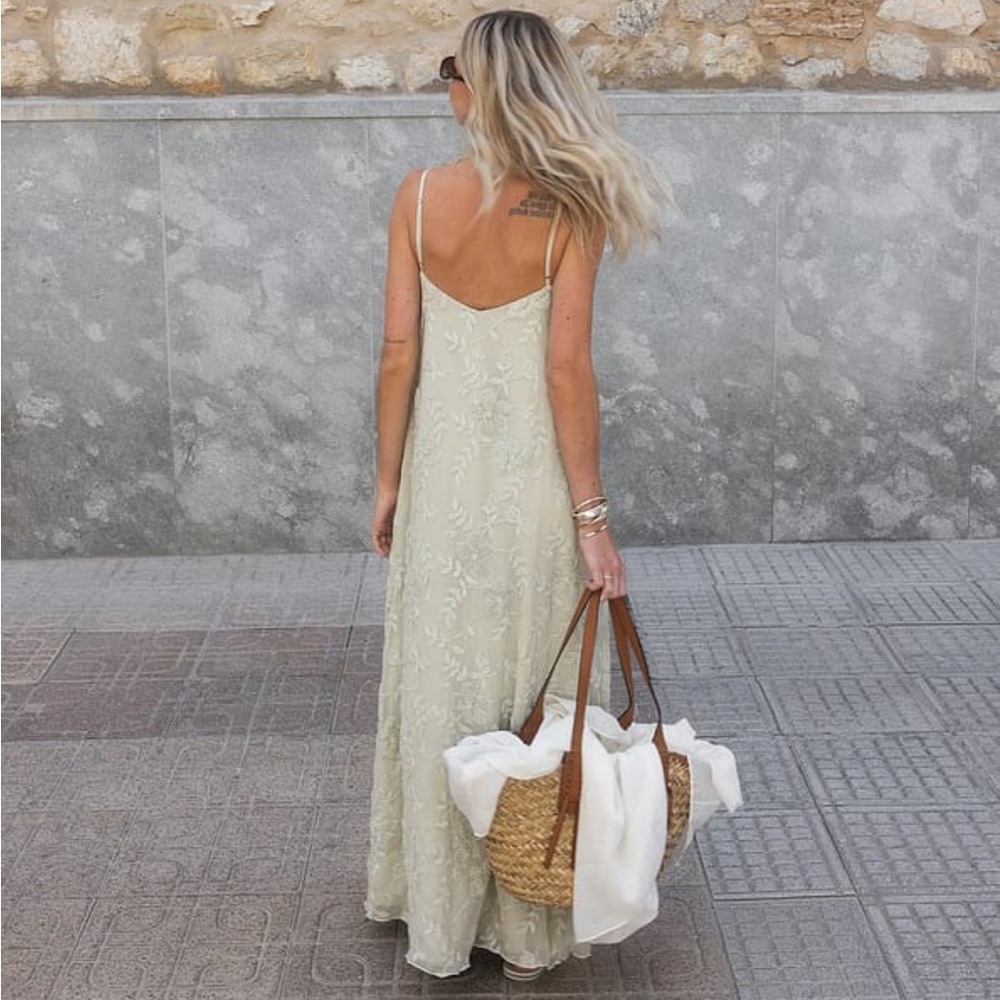 NAKD embroidered maxi dress in light green - Picture 3 of 14